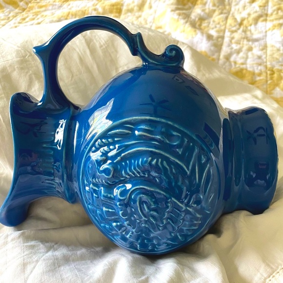 Vintage McCoy Raised Turkey vase/pitcher 1968. Beautiful blue. Tiny chip on top. - Picture 10 of 15
